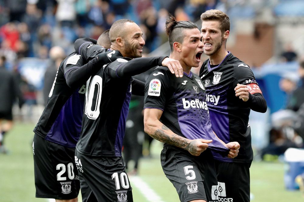 El defensa argentino del Leganés Jonathan Silva (2d), celebra con sus compañeros su gol ante el Deportivo Alavés.