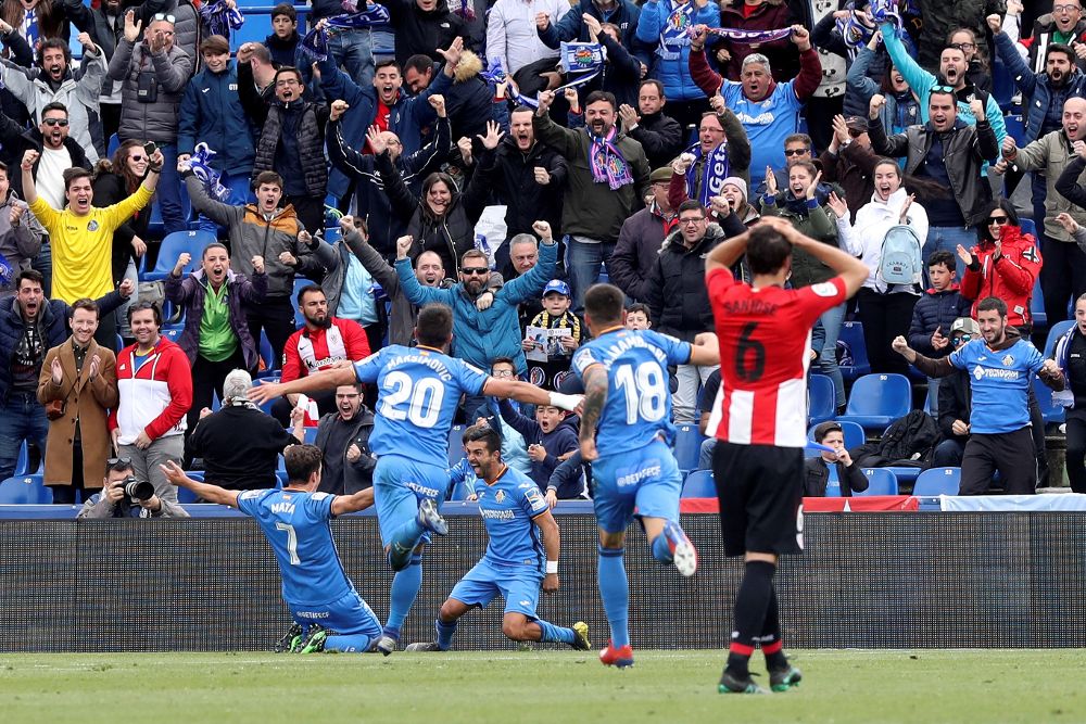 El delantero del Getafe Angel Rodríguez (c) celebra el primer gol del equipo ante el Athletic de Bilbao en el partido de la trigésima primera jornada de LaLiga que se disputa hoy en el Coliseo Alfonso Pérez .