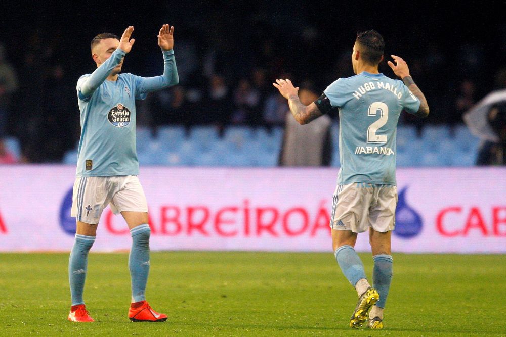 Los jugadores del Celta de Vigo Iago Aspas (i) y Hugo Mayo (d) celebran el tercer gol del equipo.
