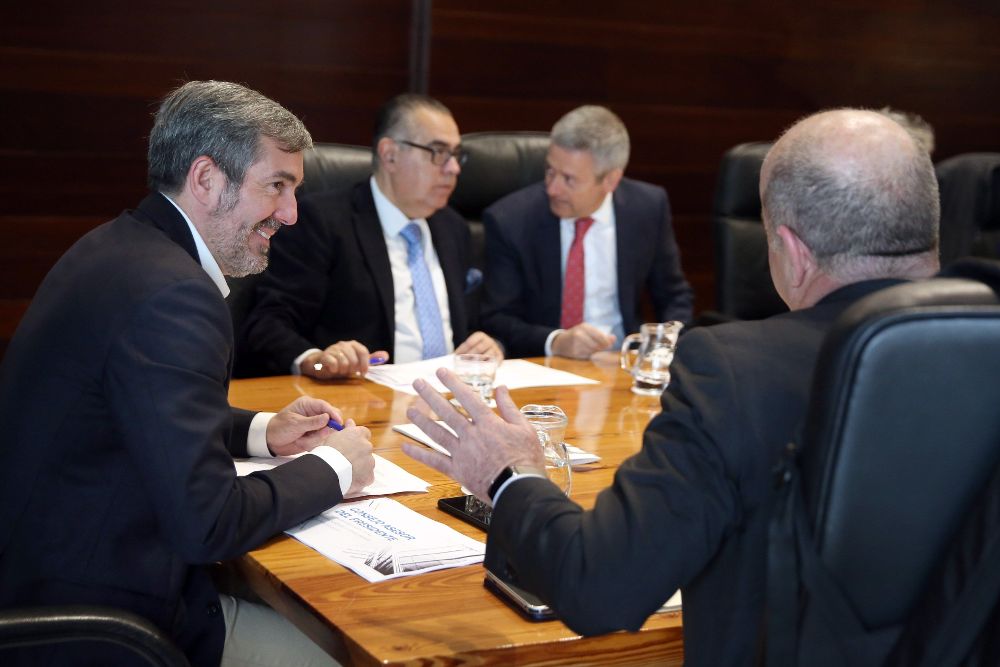 Fernando Clavijo (i) conversa con el consejero de Economía, Pedro Ortega (d), antes de comenzar la reunión del consejo asesor.