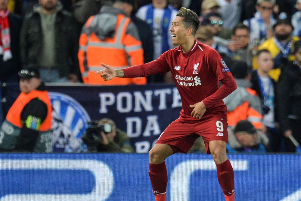 Roberto Firmino de Liverpool celebra un gol este martes en un partido de cuatros de final de la Liga de Campeones entre Liverpool FC y FC Oporto.