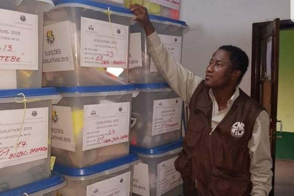 Luis Da Silva revisa las urnas en un reciente proceso electoral celebrado en su país.