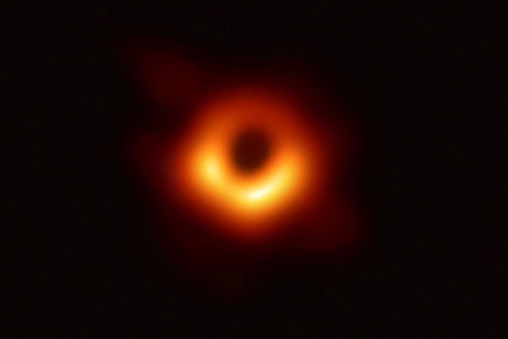 Fotografía facilitada por el CSIC de la primera imagen obtenida de un agujero negro, uno de los grandes misterios del Universo.