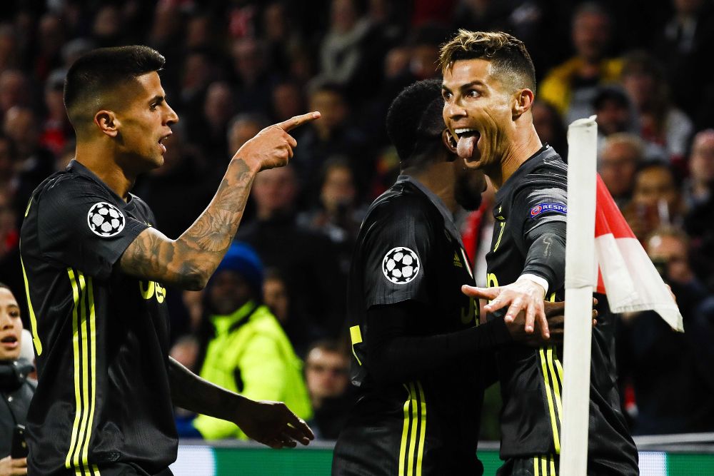 Cristiano Ronaldo (d) de la Juventus celebra con sus compañeros tras anotar un gol este miércoles.