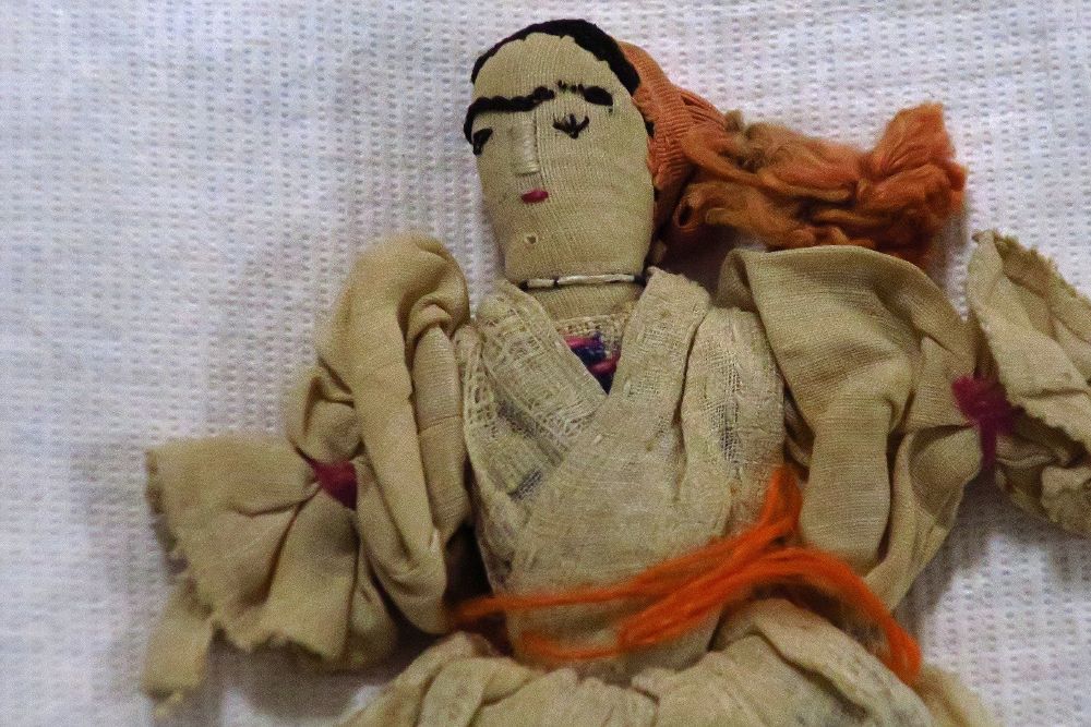 Fotografía del 9 de abril de 2019 de una muñeca de trapo del siglo XVIII, mostrada por el Archivo General de la Nación (AGN), en Ciudad de México. 