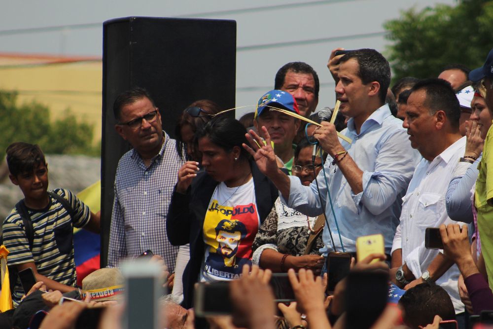 El jefe del Parlamento venezolano, Juan Guaidó (2-d), reconocido como presidente interno del país por más de 50 naciones, habla a sus seguidores.