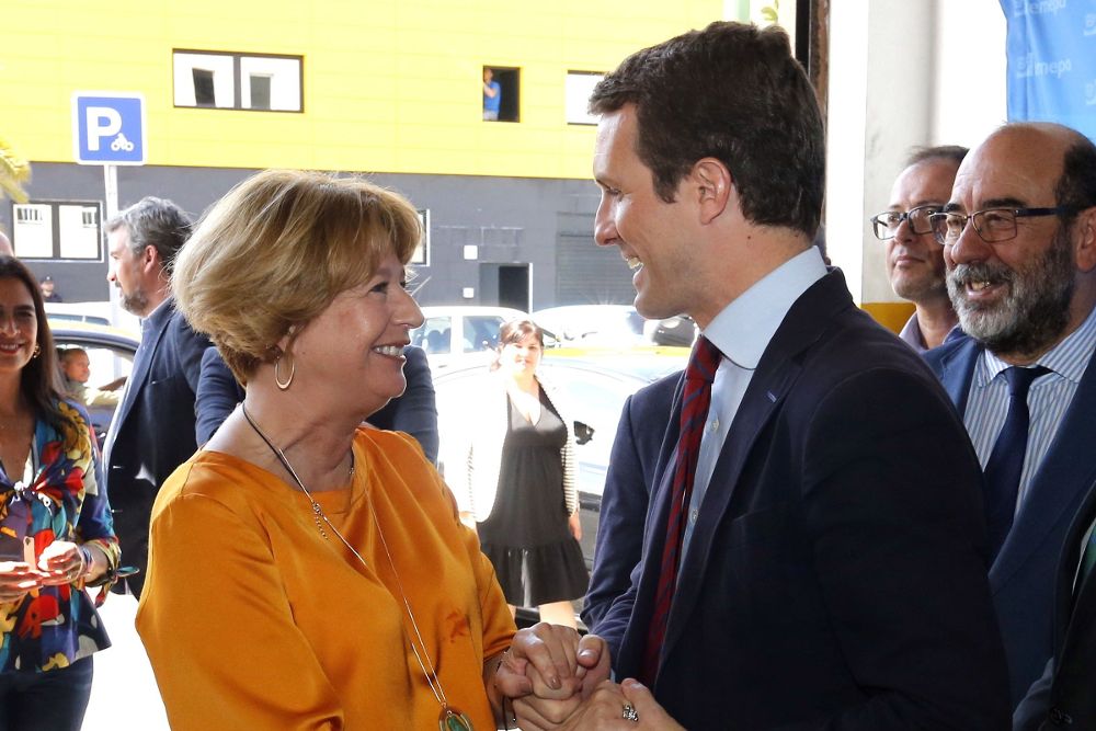 El líder del PP y candidato a presidente del Gobierno, Pablo Casado, y la candidata a alcaldesa de Las Palmas de Gran Canaria, Josefa Luzardo.