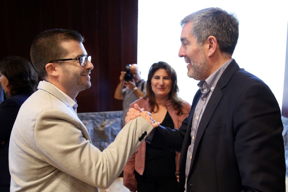 El presidente de Canarias, Fernando Clavijo (D), saluda a Aridane González, presidente del Comité de Expertos de Cambio Climático con quien se reunió este lunes.