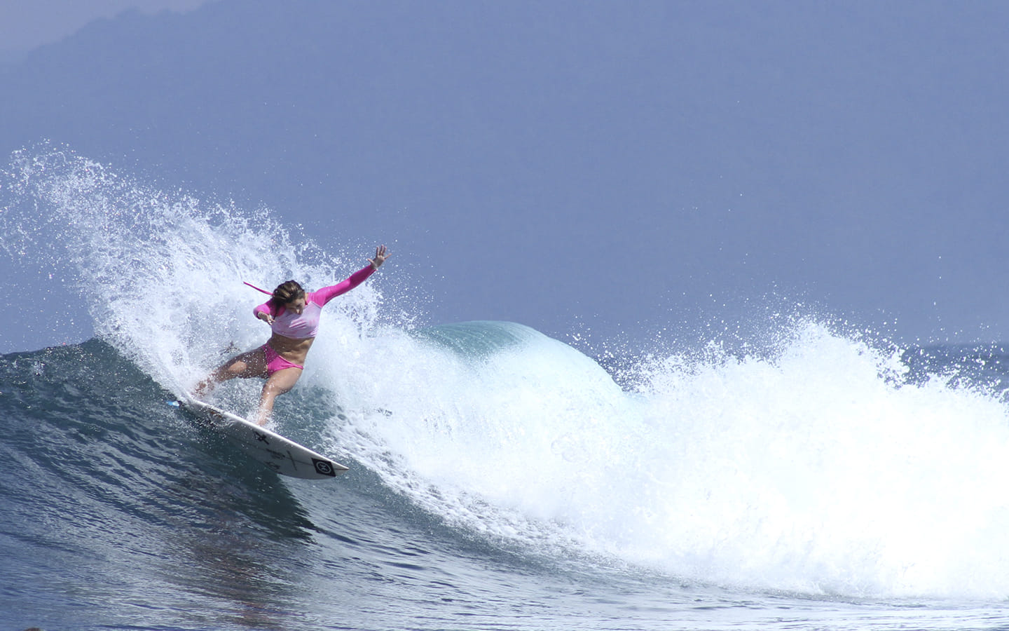 Lucía Martiño regresa a Tenerife para su segundo surf camp femenino